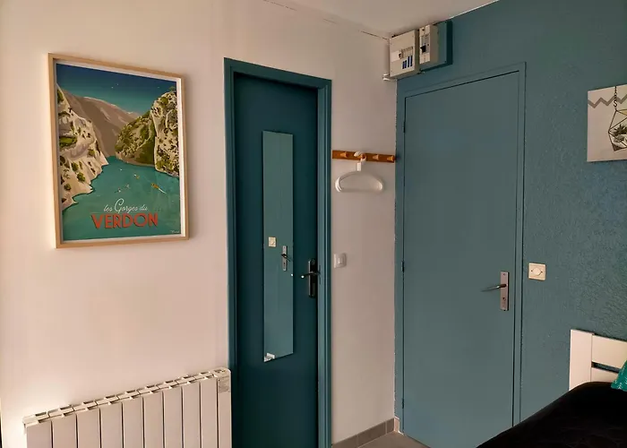 Le Provence 2 Etoiles Equipe, Wifi, Parking * Gréoux-les-Bains