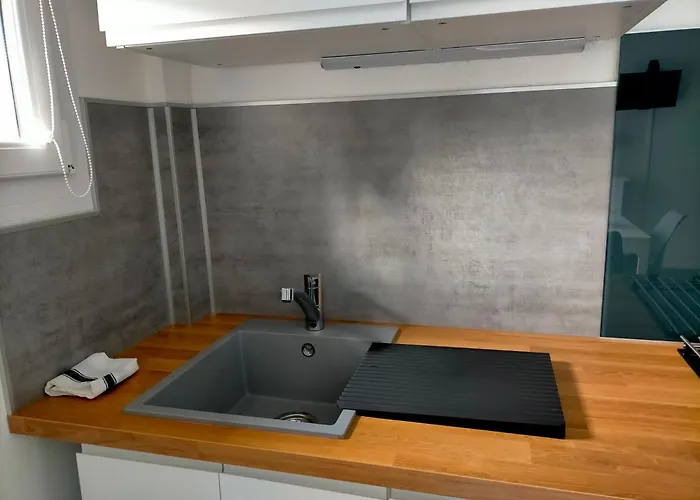 Le Provence 2 Etoiles Equipe, Wifi, Parking